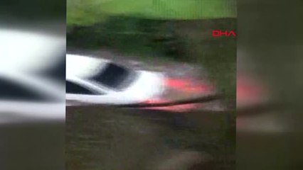 Çanakkale'de Sel Araçları Sürükledi