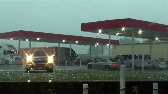 Il sort de sa voiture en plein un orage de grêlons gros comme des balles de tennis