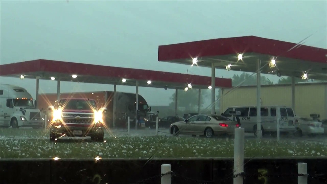 Il sort de sa voiture en plein un orage de grêlons gros comme des balles de tennis