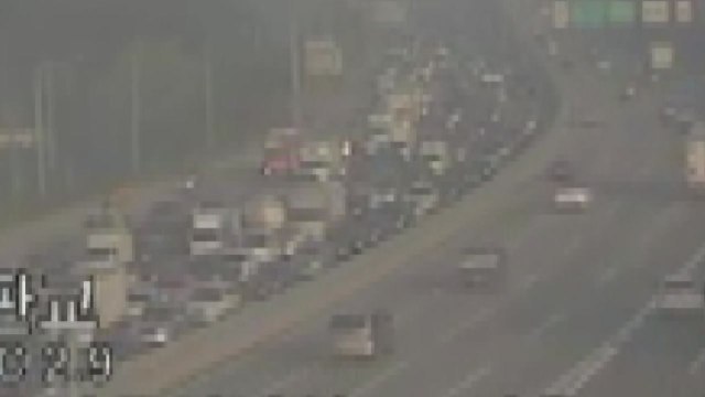 서울 외곽순환도로서 화물차 사고...차량 11대 파손 / YTN