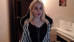 She think,  she have duck face