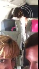Ce couple a été filmé en train de prendre du plaisir dans un avion au vu de tous les passagers