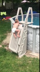 Un bébé grimpe sur une échelle de sécurité d'une piscine