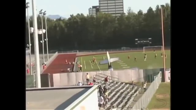 Un avion se crashe sur un terrain de baseball en plein match