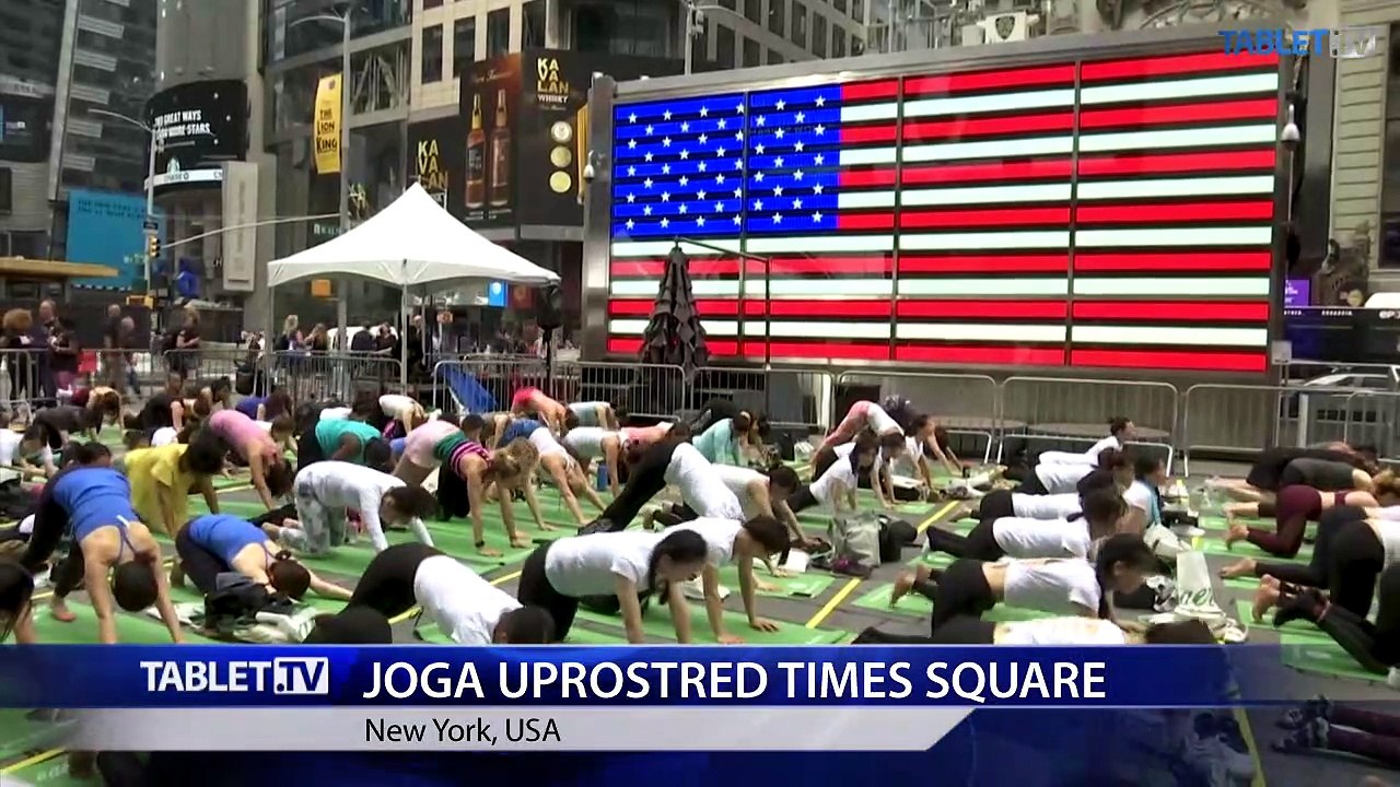 Američania oslávili letný slnovrat cvičením jogy na námestí Times Square v New Yorku