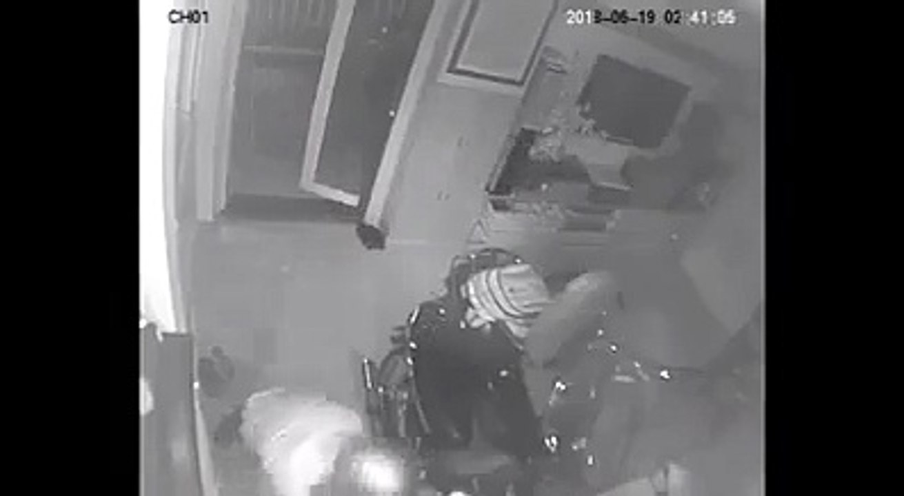 Clip trộm viếng thăm nhà đại gia Sài Gòn cuỗm gần 300 triệu