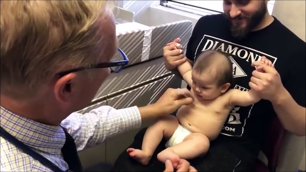La méthode parfaite d'un pédiatre pour piquer bébé mais qui ne marche qu'une fois