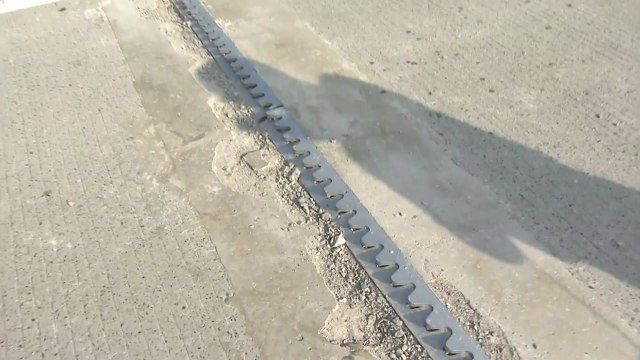 [단독] 더위에 도로 늘어져 차량 수십여대 파손 / YTN