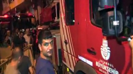 Fatih'te bina yandı; itfaiye giremedi, vatandaş seferber oldu