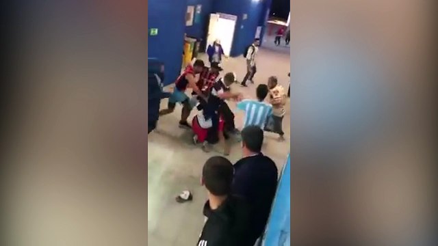 Argentinos pegando a unos croatas