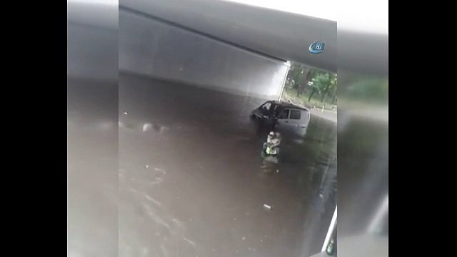 Trafik polisi selde mahsur kalan vatandaşı sırtında taşıdı