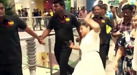 ரசிகர்கள் முன்பு கீழே விழுந்த கஜோல் வைரல் வீடியோ