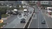 Ora News - Trajleri përplaset me trafikndarësen, përfundon në anën tjetër të autostradës