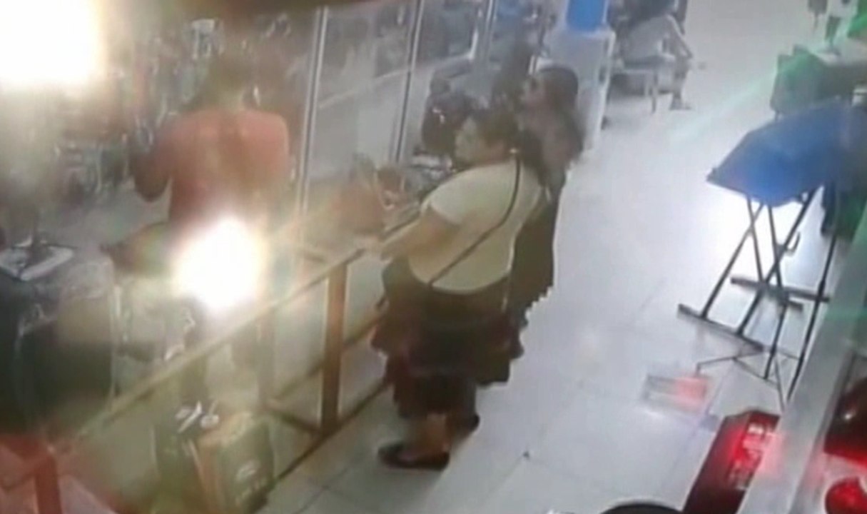 Dos mujeres roban un local de aparatos electrónicos al sur de Guayaquil