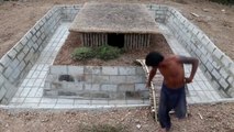 Construction d'une piscine autour d'une maison à mains nues