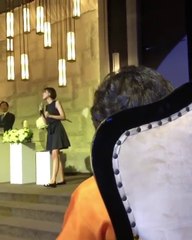 Elle chante avec la grosse voix de Louis Armstrong !