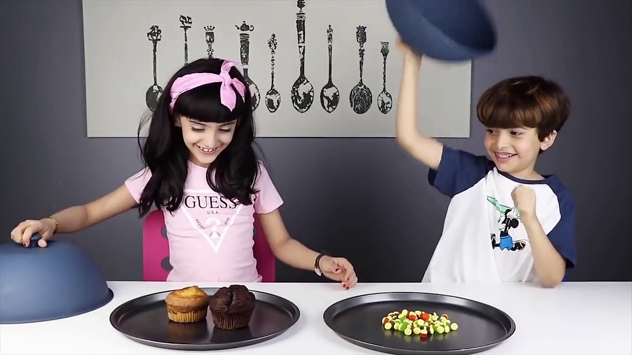 تحدي الاكل الحقيقي ضد الجيلاتين (شوفوا إيش صارر!!!) real food vs gummy food