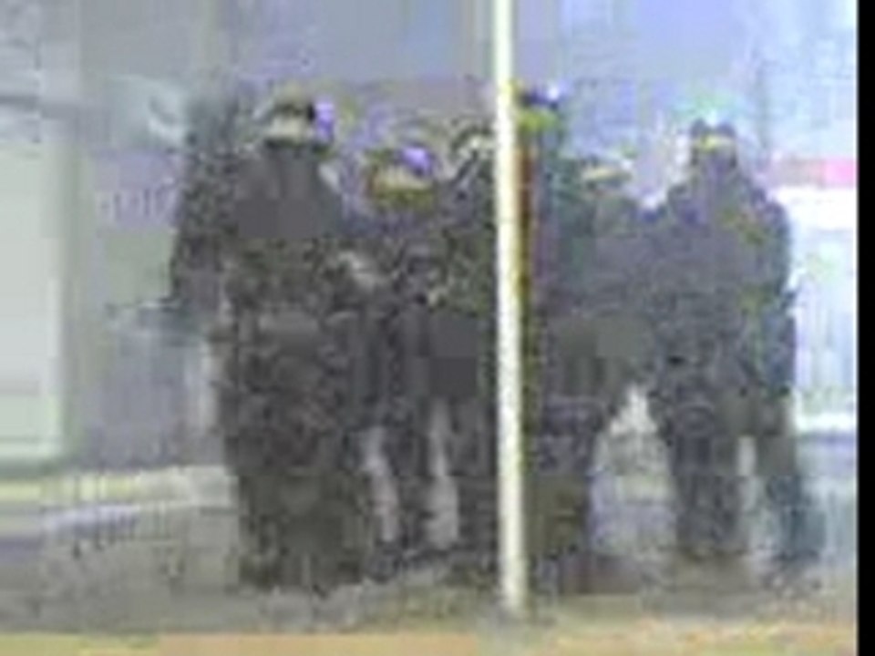 - les mec de cité entrain de niker la police