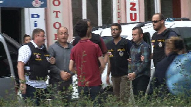 Aralarından biri polis üniformalı olan gaspçılar adliyede