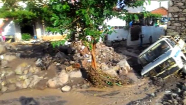 İzmir’de dereler taştı hayat felç oldu