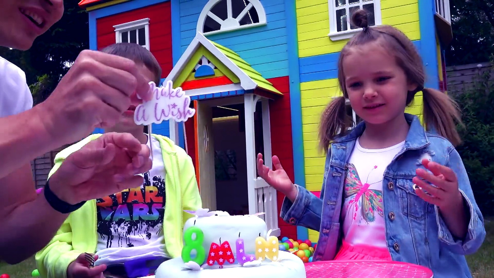 ⁣8 000 000 РАЗЫГРАЛИ КАТЮ и ставим мебель в 2 этажный DIY домик для детей  CUPS PRANK for Miss Katy