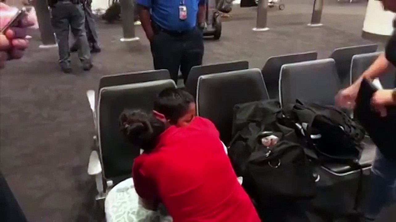 Etats-Unis : après une séparation d'un mois, les retrouvailles d'une migrante et de son fils de 7 ans