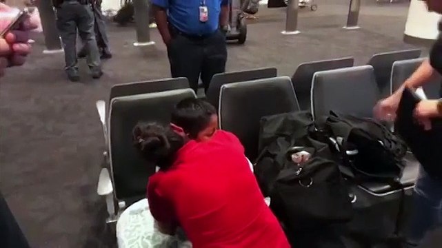 Etats-Unis : après une séparation d'un mois, les retrouvailles d'une migrante et de son fils de 7 ans