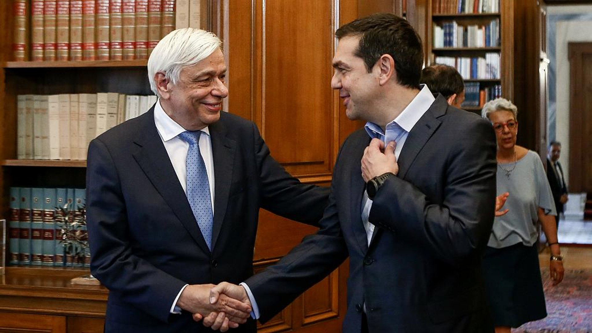 Grèce : la promesse d'Alexis Tsipras (de porter une cravate) - Vidéo  Dailymotion