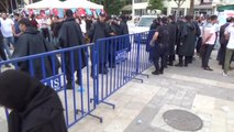 Polis AK Parti ve İyi Parti Stantlarını Demir Bariyer ile Ayırdı