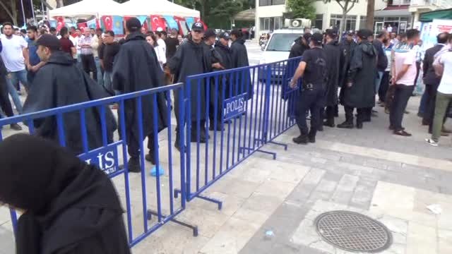 Polis AK Parti ve İyi Parti Stantlarını Demir Bariyer ile Ayırdı