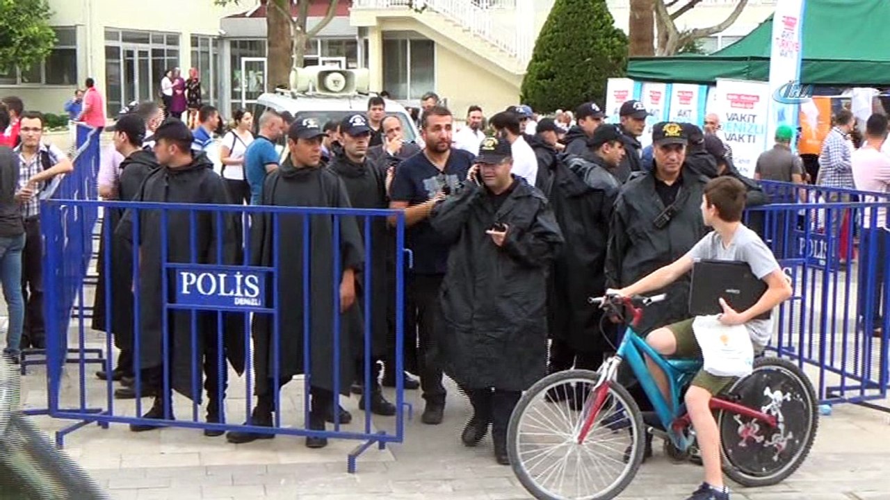Polis AK Parti ve İyi Parti stantlarını demir bariyer ile ayırdı