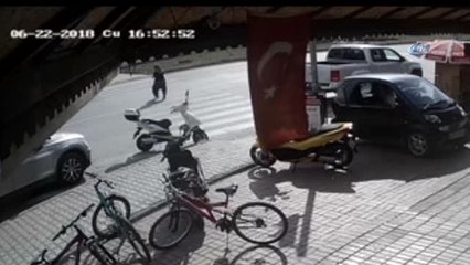 Yayanın Dalgınlığı Az Kalsın Canına Mal Oluyordu