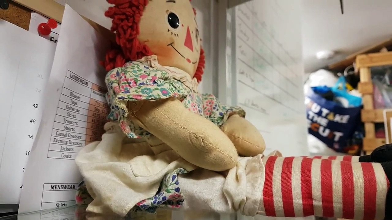 Suposta boneca assombrada registrada em câmera na Escócia