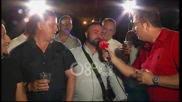 Ora News - Fitorja kundër Serbisë, Ardit Gjebrea rrëmben mikrofonin e Ora News dhe pyet zviceranët