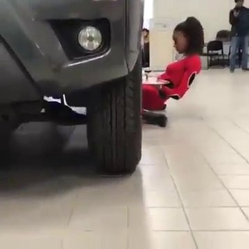 Cette championne de limbo va passer sous la voiture...