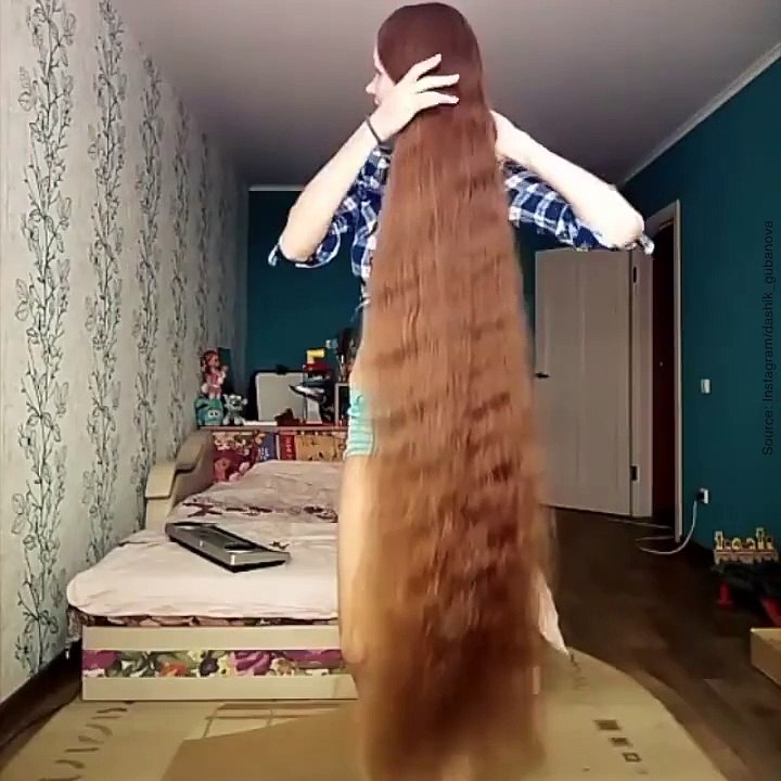 Cette demoiselle a les cheveux les plus long du monde