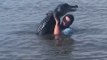 Ce guide touristique de Louisiane attrape un alligator et danse avec lui