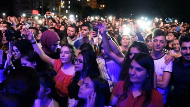 Buray, Karamanlı hayranlarına unutulmaz bir gece yaşattı