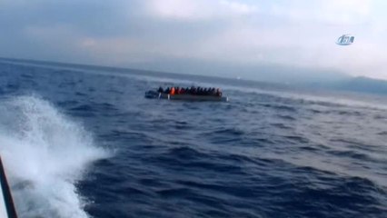 Kuşadası Körfezi'nde 3'ü Çocuk, 16'sı Kadın 41 Kaçak Göçmen Yakalandı