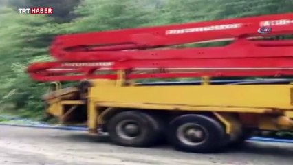 Trabzon'da sel beton pompası ve kamyonu yuttu