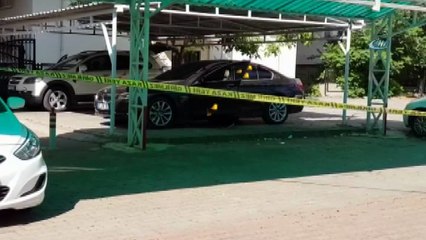 Antalya'da park halindeki lüks otomobile silahlı saldırı