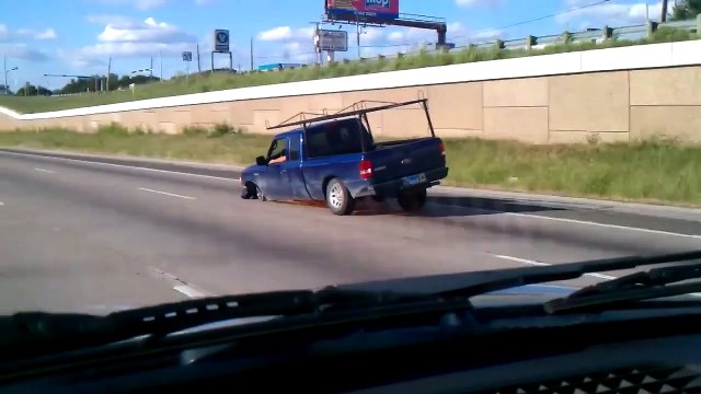 Un conducteur roule sur l'autoroute sans une roue avant !