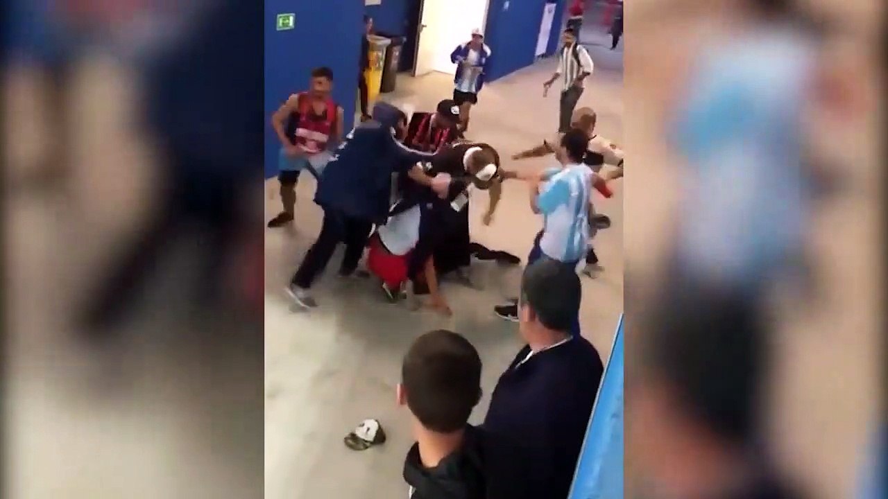 Des fans croates face à des fans argentins très agressifs pendant le match !