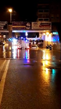 Bomba d'acqua in Puglia: a Trani sottovia allagato, ambulanze sul posto feriti e malori, auto circondate dall'acqua
