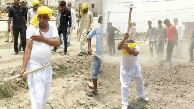 Yogi Adityanath के Minister Om Prakash Rajbhar ने खुद बनाई Road, Watch Video | वनइंडिया हिंदी