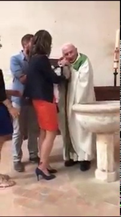 Escândalo na Igreja! Padre a agredir bebé durante baptismo está a chocar o mundo inteiro!