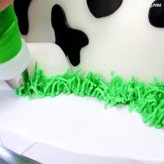 AMAZING CAKE with a SURPRISE INSIDE.Credit: The Icing Artist