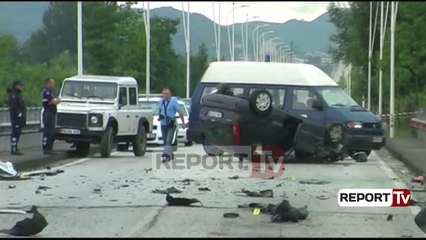 Report tv - Përplasen 4 makna në Rinas, gjashtë persona të lënduar, golfi ndahet më dysh