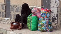 أمهات نزحن من الحديدة الى صنعاء يحاولن التأقلم مع الحياة في مدرسة