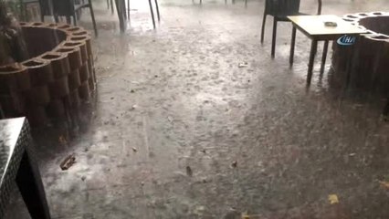 Sağanak Yağmur Caddeleri Göle Çevirdi